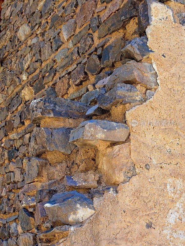 新墨西哥州奥根山小屋摇摇欲坠的石墙