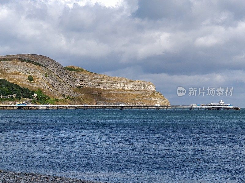 一个阳光明媚的夏日，英国威尔士的大奥姆