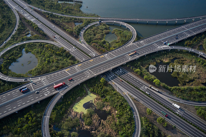 鸟瞰中国上海的高速公路立交