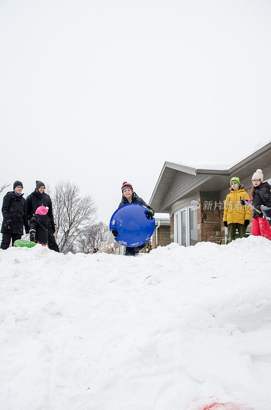 孩子和父母在雪地上滑行