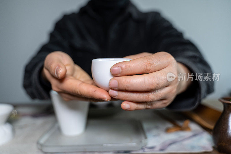 一位中国妇女正在泡茶