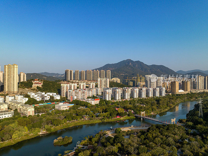 宜居的现代城市住宅建筑和河流、林地