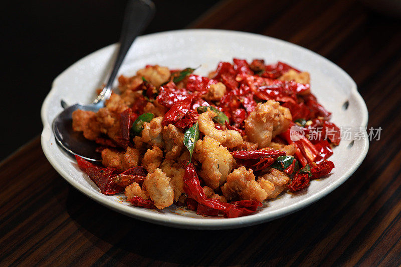 腊子鸡是一道传统的中国菜——川菜。