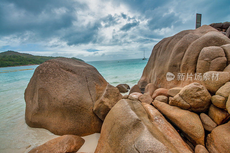 令人惊叹的风景如画的天堂海滩，花岗岩岩石和白色沙滩，塞舌尔旅游概念