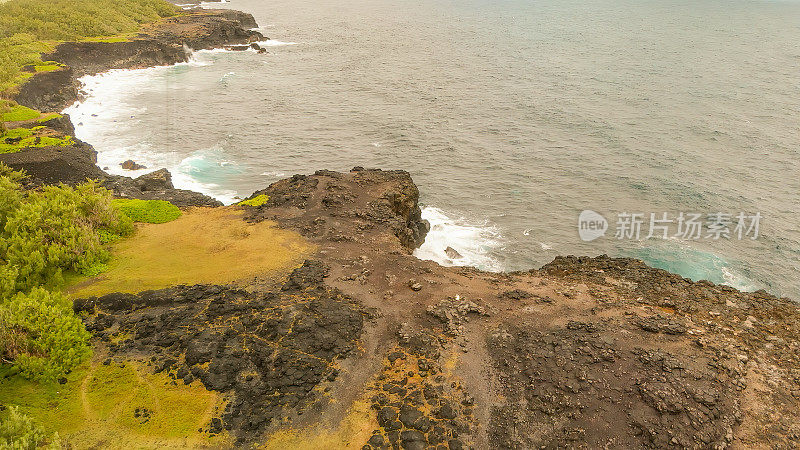 自然桥，毛里求斯岛。从无人机的角度看，美丽的拱形岩层