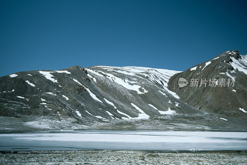 阿拉贝尔高原上白雪皑皑的山峰和融化的湖泊