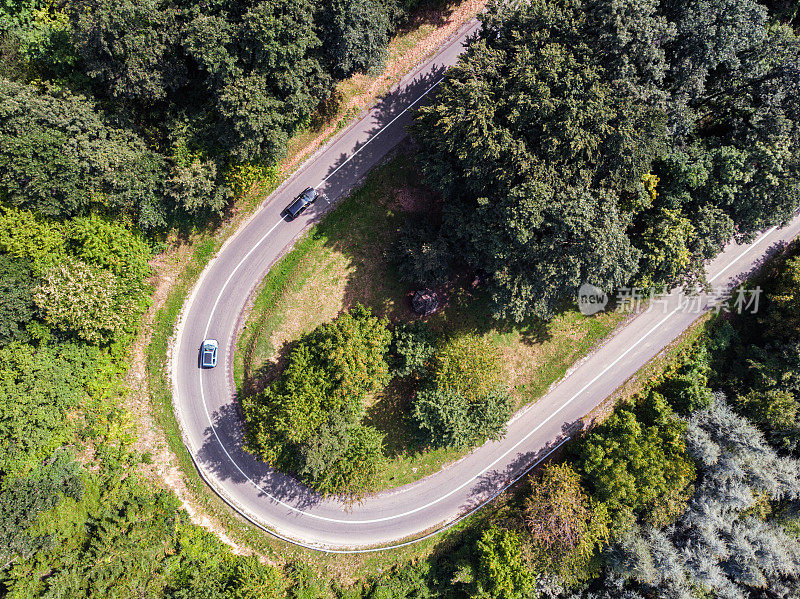 山间蜿蜒道路的鸟瞰图