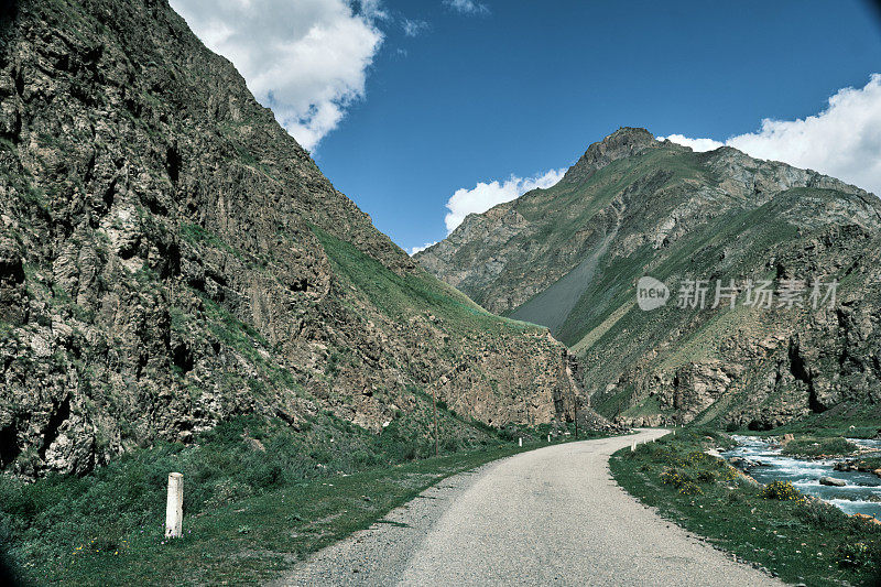 珀姆斯基峡谷的山路上的景色