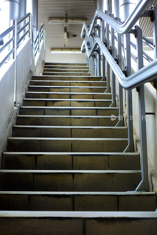 曼谷公共交通大楼空无一人的楼梯