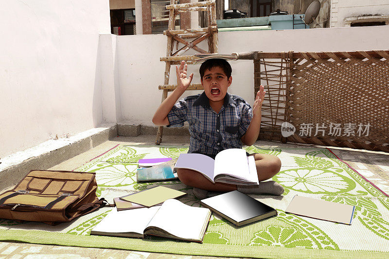 小学生在家里考试时学习
