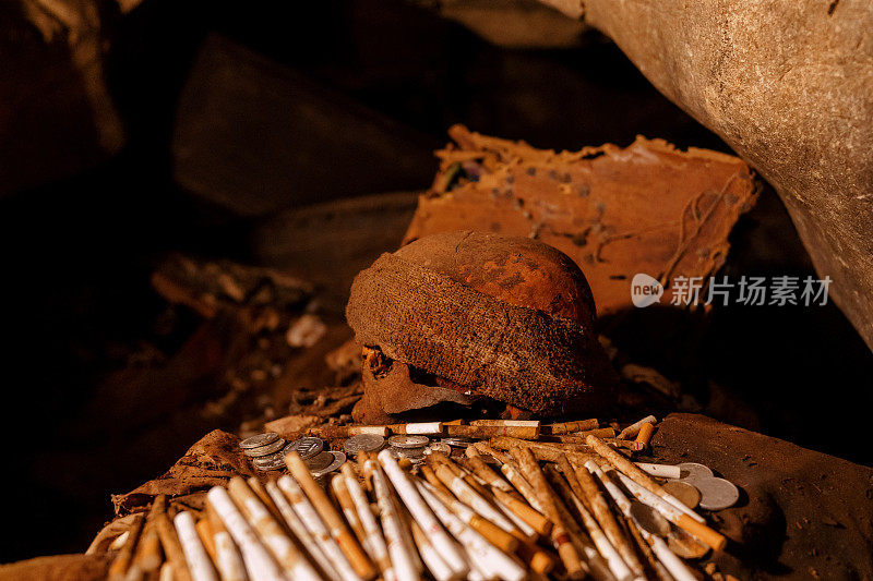 一名亚洲妇女带着油灯探索托拉哈的Londa洞穴露天墓地