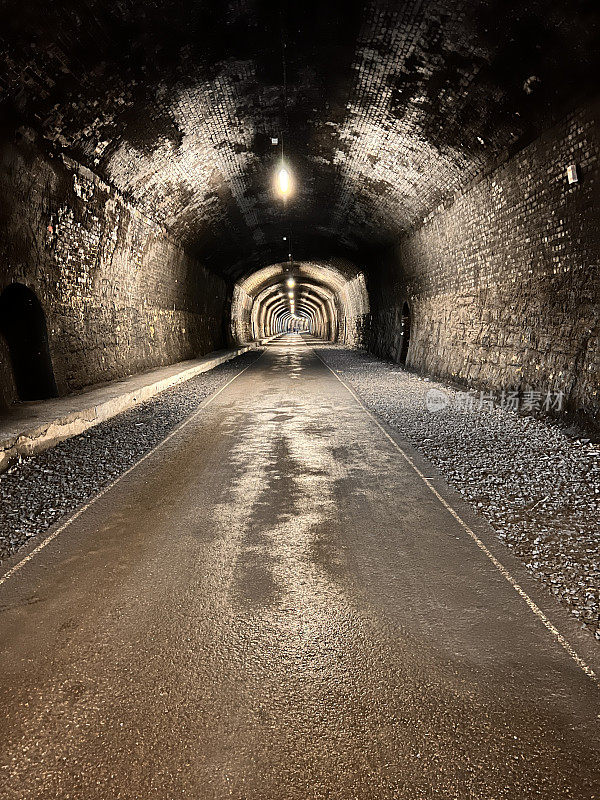 蒙萨尔步道在山顶区穿过一条隧道。