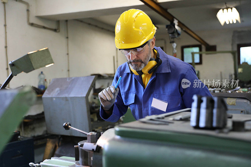 男性工人，金属工业工厂的质量控制检验员