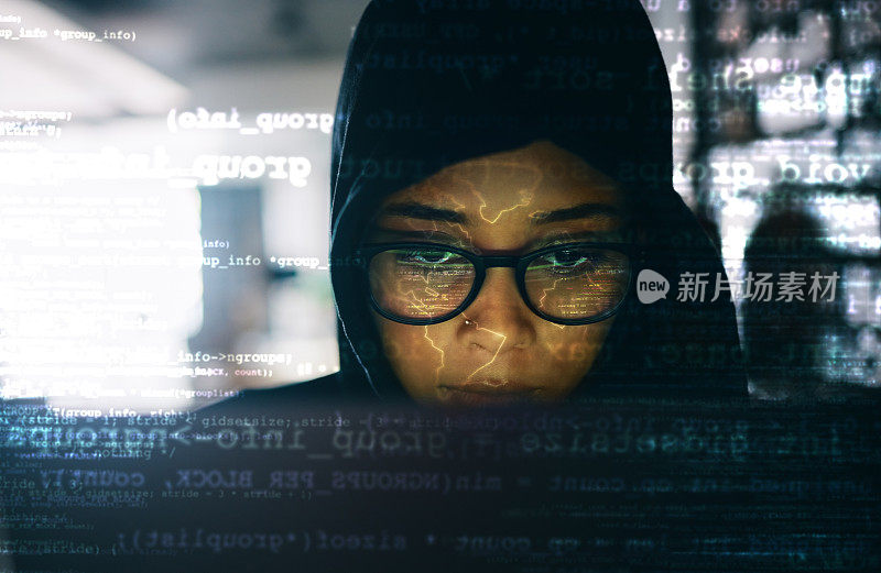 黑客，女人和笔记本电脑的代码和全息图，信息技术和编程与数据库。勒索软件、恶意软件或病毒、黑客入侵全球网络以及网络安全和间谍网络犯罪