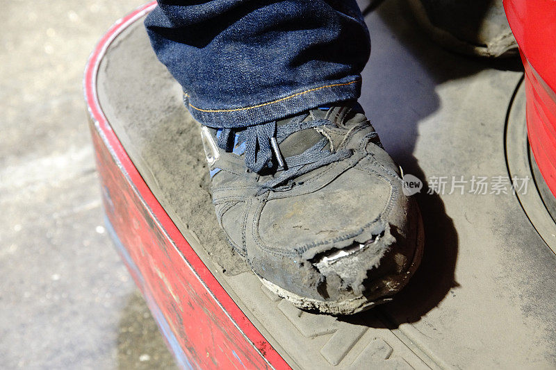 职业健康与安全专题。是时候穿新的防护鞋了。