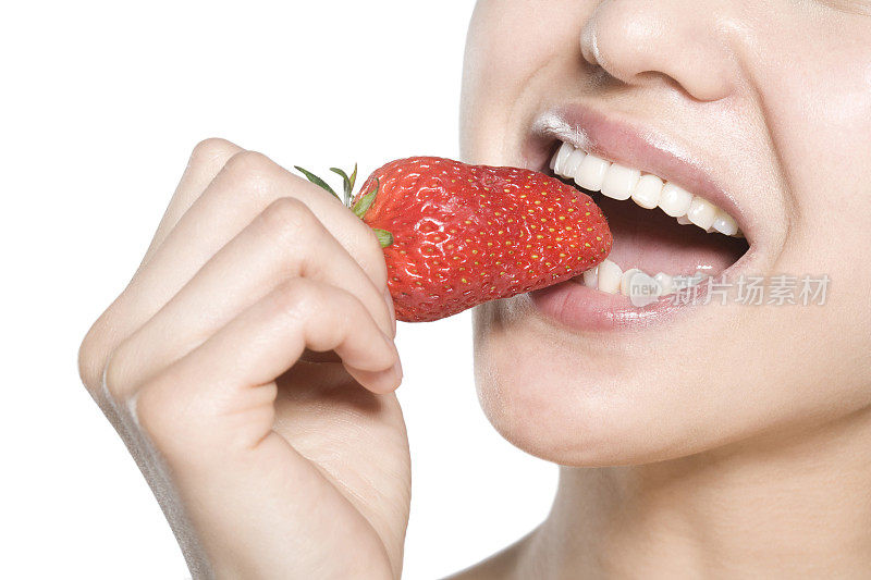 美女吃草莓