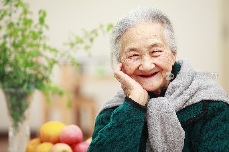 一位年长女性看着相机微笑的肖像