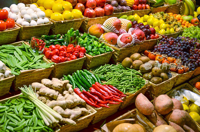 水果市场有各种各样五颜六色的新鲜水果和蔬菜