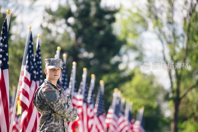 一名士兵在美国国旗前向后看