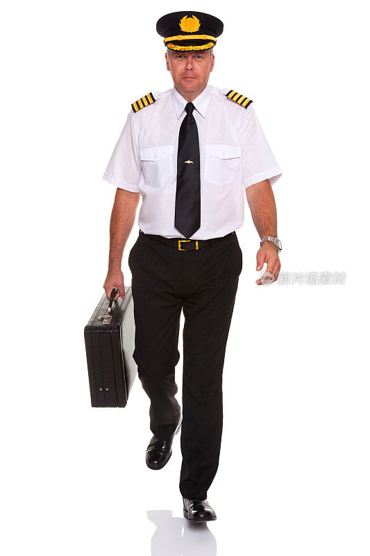 航空公司飞行员背着飞行箱走路。