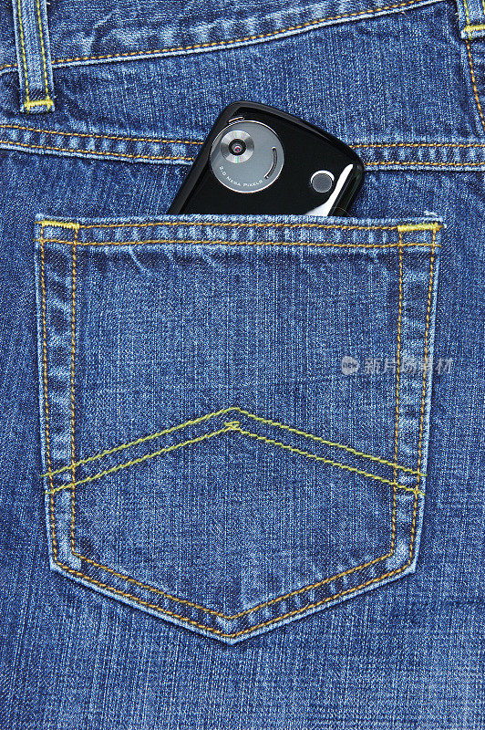 蓝色牛仔裤口袋里的PDA手机