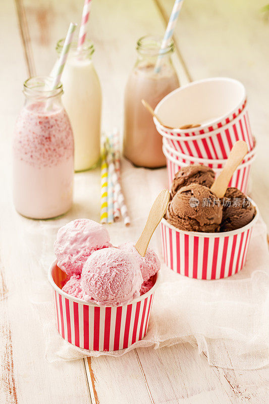 纸杯香草、巧克力和草莓冰淇淋