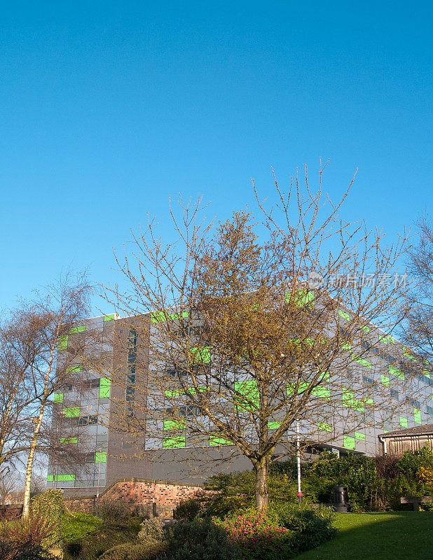 普雷斯顿的新学院大楼，春天阳光明媚