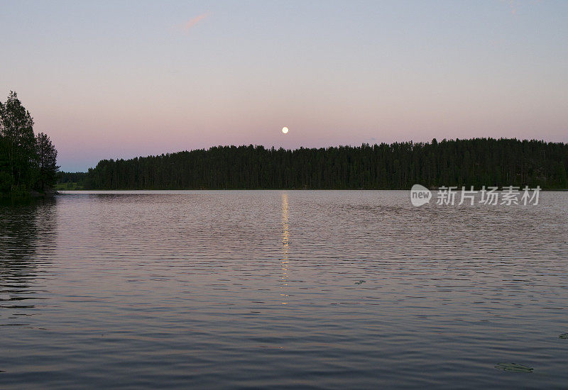 芬兰斯堪的纳维亚的月亮在湖上