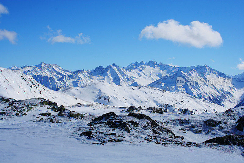齐勒塔尔-白色的冬天在阿尔卑斯山的景象