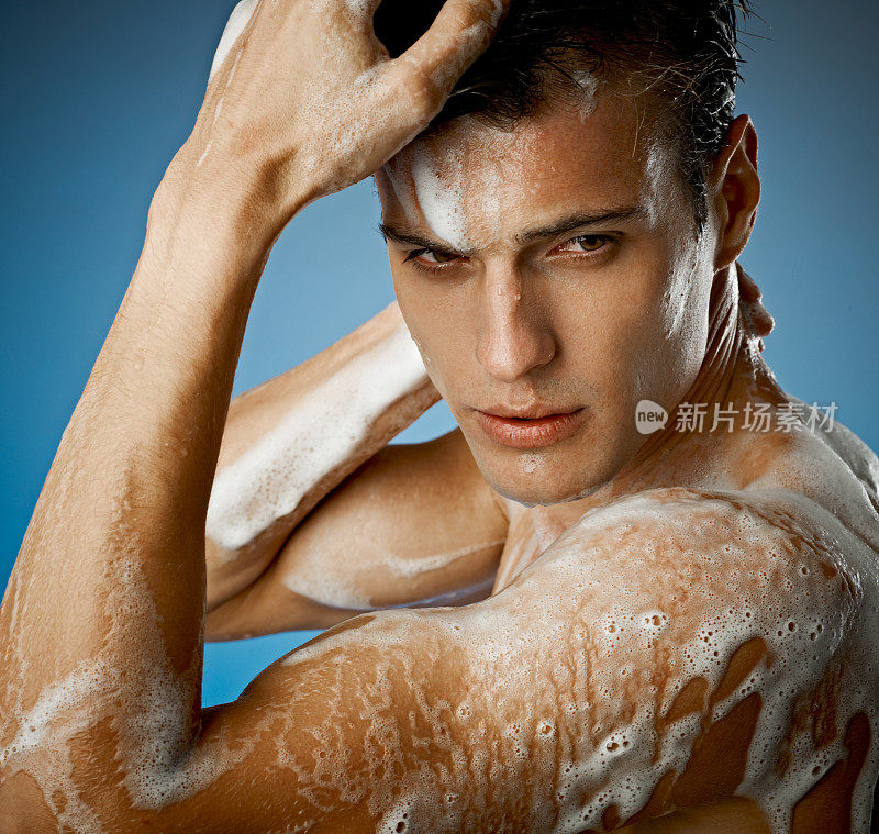 年轻性感的男人正在洗澡