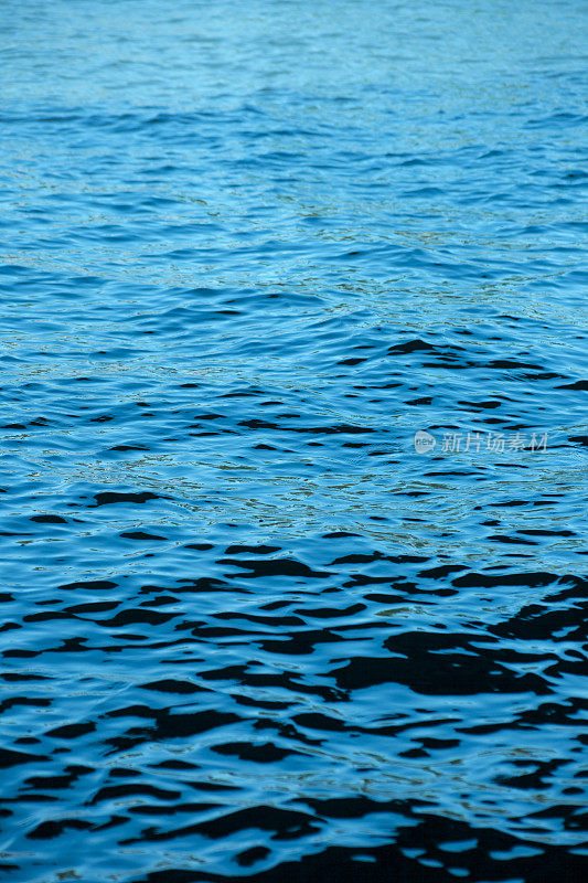 海浪在深蓝色的水面上