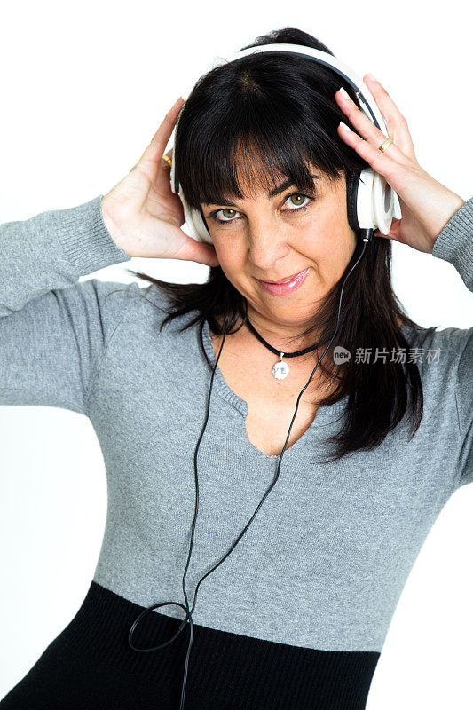 女人戴着耳机听音乐