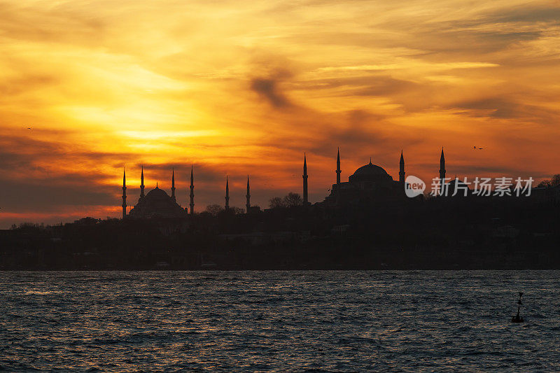 土耳其伊斯坦布尔圣索菲亚教堂和蓝色清真寺的剪影