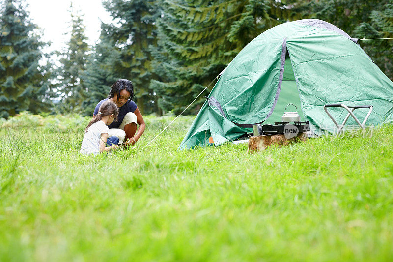 母女搭起帐篷准备野营