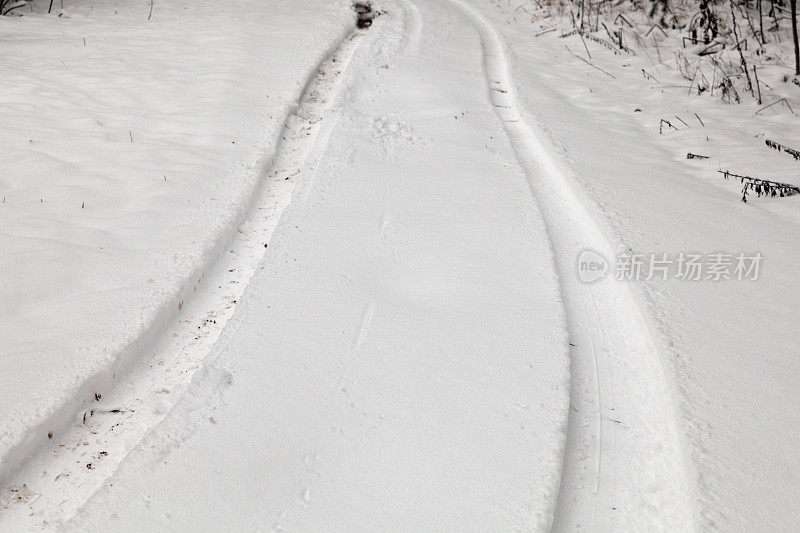 新雪中的车辙