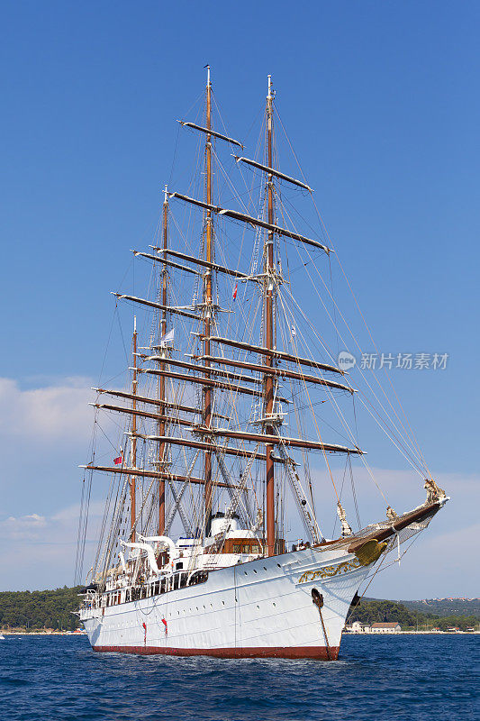 克罗地亚罗温吉码头上的一艘帆船