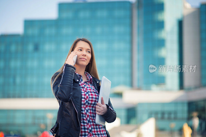 女人拿着手机走着，等待好消息