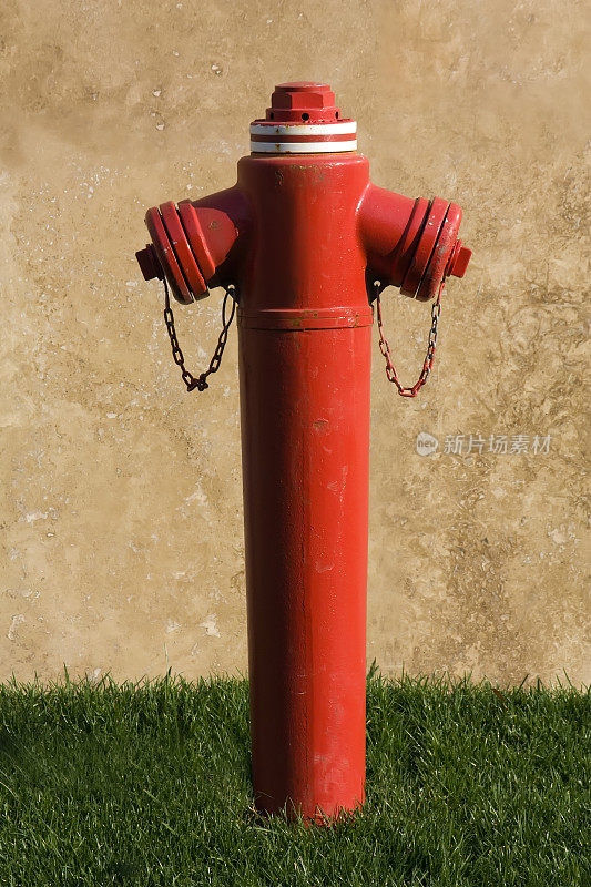 红色消防栓在草地上，大理石背景