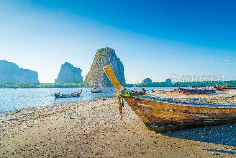 泰国的海滩和热带海洋和长尾船