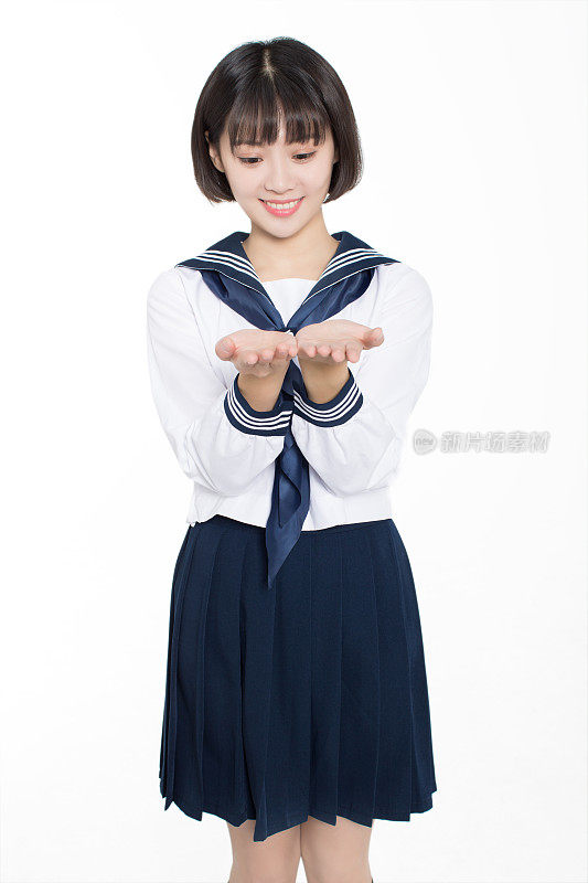 穿校服的短发女孩