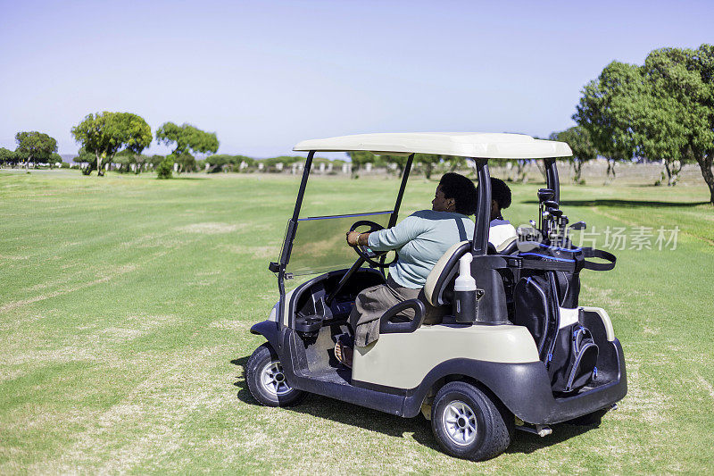 非洲妇女驾驶高尔夫球车