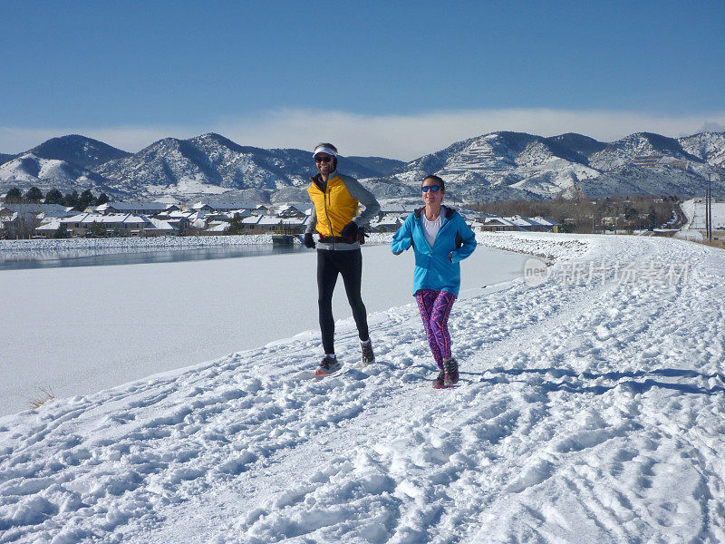 跑步在科罗拉多州落基山雪