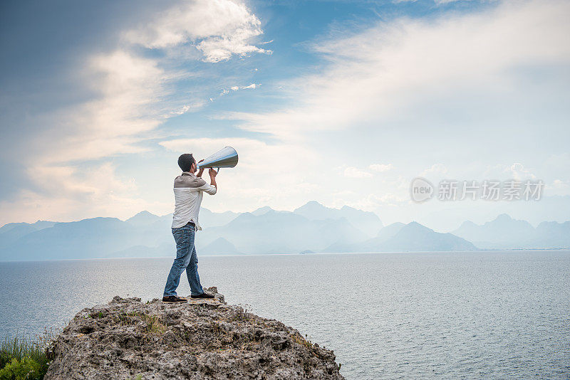 年轻人对着扩音器大喊