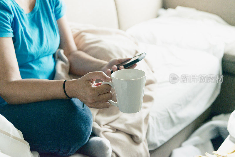 美国女性的晨间惯例:边喝咖啡边玩手机