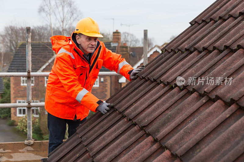 工业男建筑工屋顶瓦修补用脚手架