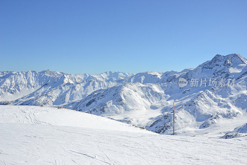 senales冰川上的雪山山峰