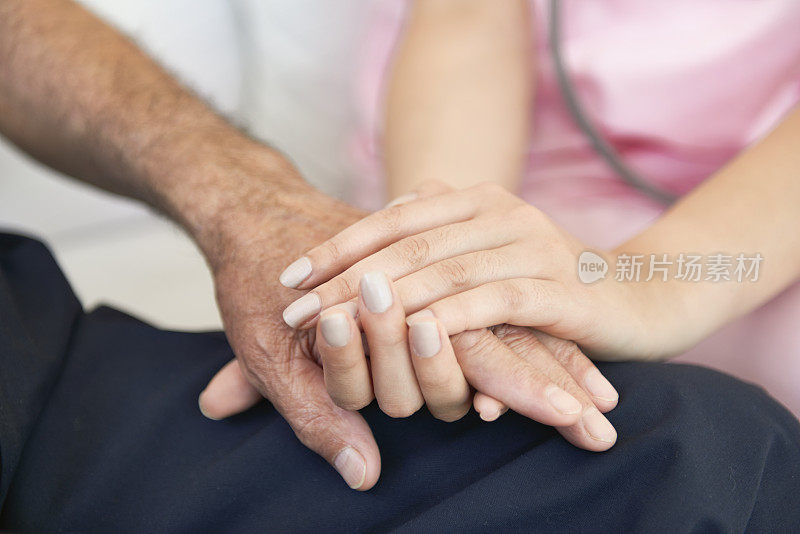 护士握着病人的手
