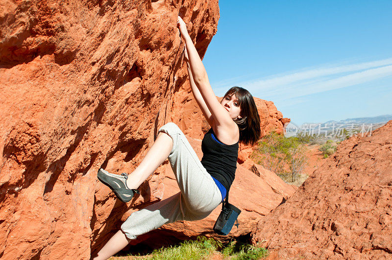少女攀登巨石在犹他州-三