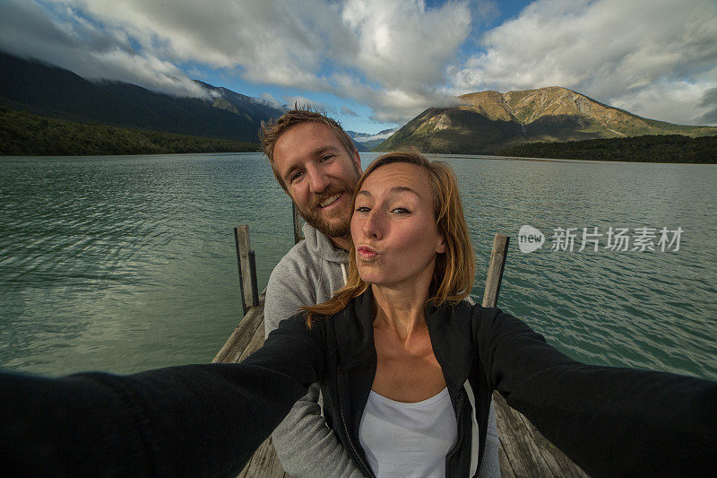 一对年轻夫妇在新西兰码头上自拍