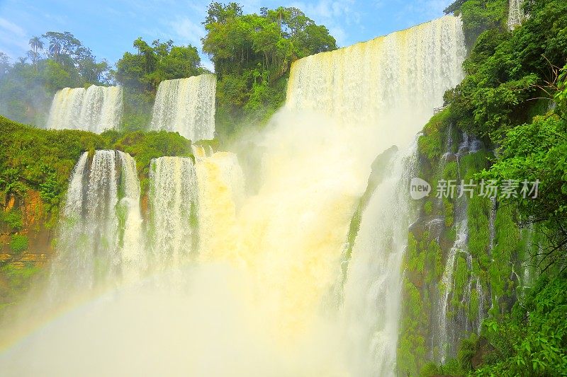 伊瓜苏瀑布位于阿根廷的绿色雨林——南美洲